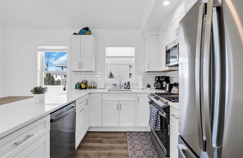 Wall House | 1 Block to Beach, Linens + Towels, BBQ, AC