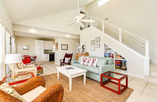 Pirates Beach House | 1 block to Beach! Private Home w/2 decks, Open Plan & Comfortable Furnishings
