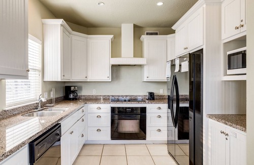 Pirates Beach House | 1 block to Beach! Private Home w/2 decks, Open Plan & Comfortable Furnishings