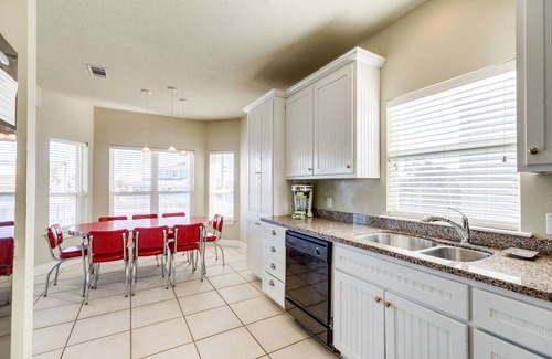 Pirates Beach House | 1 block to Beach! Private Home w/2 decks, Open Plan & Comfortable Furnishings