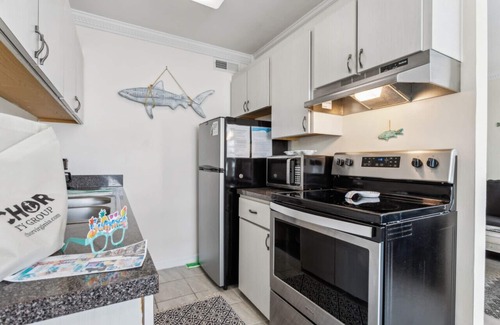 Northeast Virginia Beach Condo | 1 block to beach & boardwalk | Central Downtown
