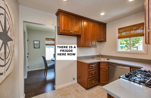 Alameda House | 1 block to downtown! 3 blocks to the beach!