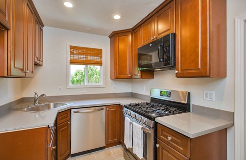 Alameda House | 1 block to downtown! 3 blocks to the beach!