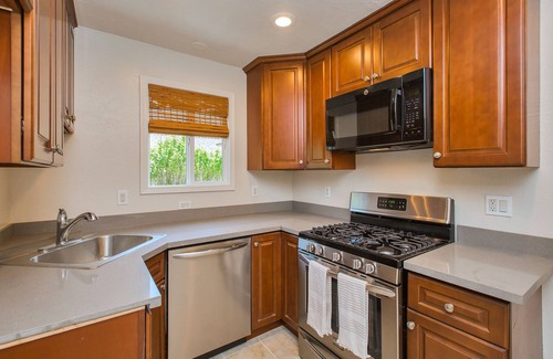 Alameda House | 1 block to downtown! 3 blocks to the beach!
