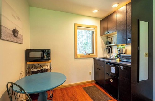 Ephraim Cottage | 1 Block to Sunsets | Studio w/Kitchenette