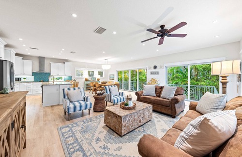 Holmes Beach House | 1 Block to the Beach - LARGE Private Pool - Newly Renovated 6 Bdrm Luxury House