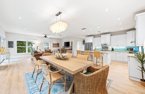 Holmes Beach House | 1 Block to the Beach - LARGE Private Pool - Newly Renovated 6 Bdrm Luxury House