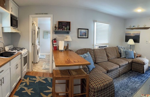 Wall Cottage | 1 Block to the Sea and Sand!