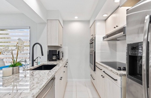 Juno Beach House | 1 Block Walk to Beach ~Private Pool ~ King Bed