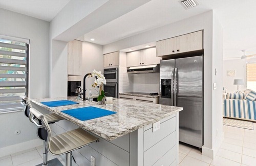 Juno Beach House | 1 Block Walk to Beach ~Private Pool ~ King Bed