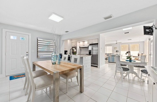 Juno Beach House | 1 Block Walk to Beach ~Private Pool ~ King Bed