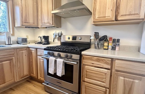 Bar Harbor House | 1 BR Home in Quiet Wooded Area in BH! [Art Studio]