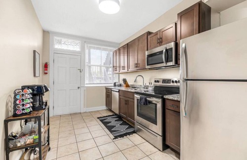 Brush Park Apartment | 1 BR Mid-Century Charm Downtown Detroit