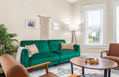 Brush Park Apartment | 1 BR Mid-Century Charm Downtown Detroit