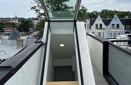 Bloomingdale Condo | 1 BR Penthouse Condo with Roof Deck & Capitol View
