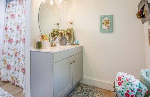 Navarre Cottage | 1 BR Quaint Beachy Bungalow