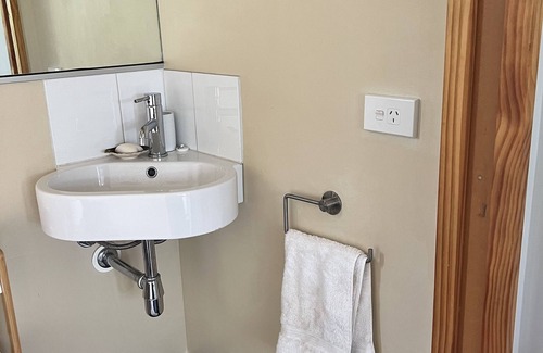 Diamond Harbour Apartment | 1 Brm Harbour & Garden View Room