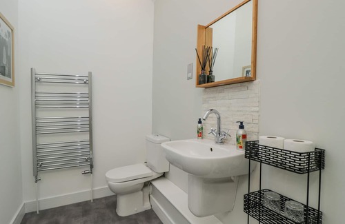Bath House | 1 COUNTESS CHAPEL, romantic, character holiday cottage in Bath