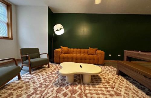 Wicker Park Apartment | 1 Free Parking Sleeps 10