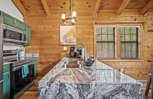 Gatlinburg - Pigeon Forge Cabin | #1 Honeymoon Cabin Cute Clean Comfortable Secluded