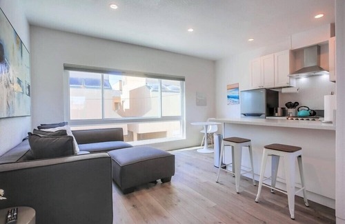 Mission Beach Condo | 1 House to Beach * New Remodel * Top Level * A/C