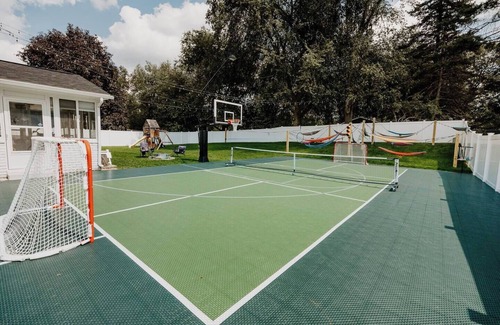 Rochester Hills House | #1 Huge, 2 lvl, 6 Beds, Gated Yard Pickleball+ B-ball Rochester Hills Home