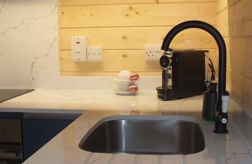 Killarney Cabin | #1 Killarney Cabins, Stunning Lodge & Parking