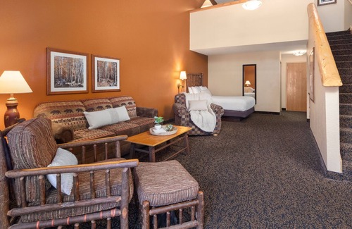 Rothschild House | 1 King, 1 Queen Loft Suite With Kitchen, Access to Pool, Hot Tub, and Gym