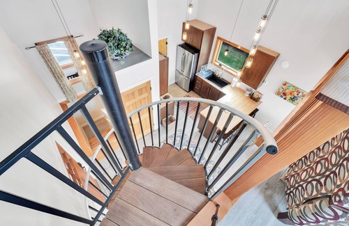 Malletts Bay Apartment | 1 King Bed, 1 Queen Sleeper Sofa Walk-in Shower, Soaker TUB,. bath 2 Shower with tub SCENIC VIEW OVERLOOKING MALLETS BAY THREE FLOORS WITH LOFT.