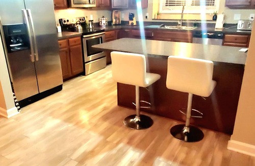 Westgate House | 1 King suite 2 queen's bedroom lfamily home great location!
