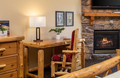 Rothschild House | 1 King Whirlpool Suite With Access to Pool, Hot Tub, and Gym