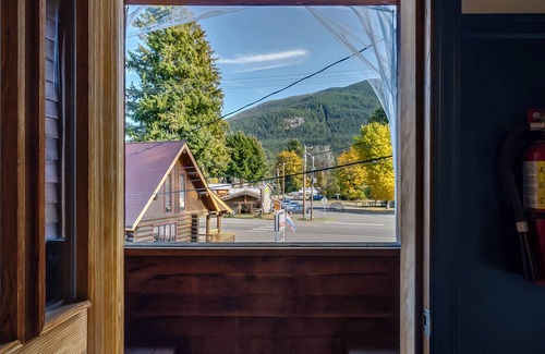 Packwood Apartment | #1 Lily Basin Trail 18+ Shared Bath