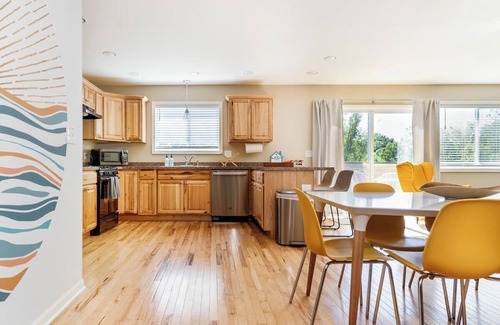 Como House | #1 - Magnolia · LARGE 5 Bed Lake Geneva Home 4 Blocks from Lake!