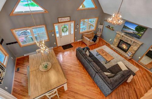 Thornhurst House | 1 Mi to Beach Pocono Lake Chalet with Decks