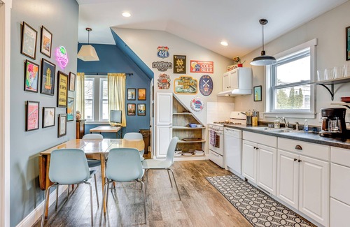 Frankfort Apartment | < 1 Mi to Beach: Quirky & Central Apt in Frankfort