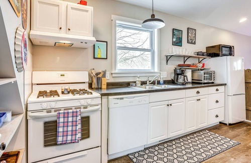 Frankfort Apartment | < 1 Mi to Beach: Quirky & Central Apt in Frankfort