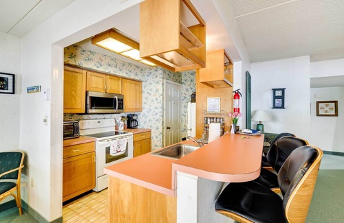 Lake Harmony Condo | 1 Mi to Big Boulder: Lakefront Unit w/Pool Access