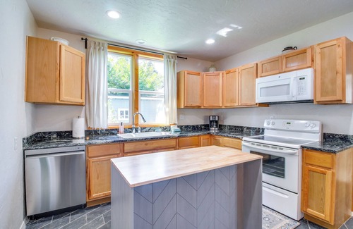 Bandon Cottage | < 1 Mi to Coquille River: Cottage w/Private Yard!