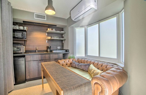 The Cove Apartment | 1 Mi to Deerfield Beach: Stylish Studio w/Pool!