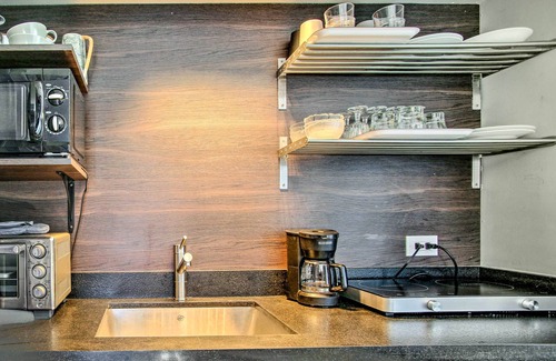 The Cove Apartment | 1 Mi to Deerfield Beach: Stylish Studio w/Pool!