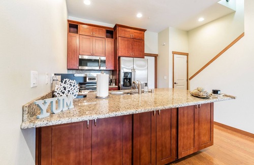 Hilltop House | <1 mi to Dome | 3BD 2.5BA | Townhouse | Garage -24