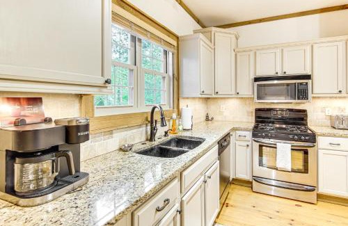 Cashiers House | 1 Mi to Downtown Cashiers Private Cabin with Deck