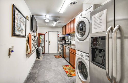 Downtown Apartment | 1 Mi to Dtwn: Remote Work-Friendly Apt in Hampton!