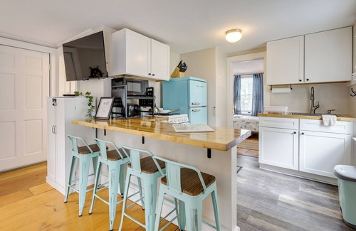Hyannis Cottage | 1 Mi to Ferry: 'Sea Street Cottage' in Hyannis