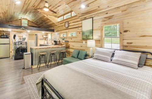 Byrdstown Apartment | 1 Mi to Lake Charming Byrdstown Retreat with Deck!