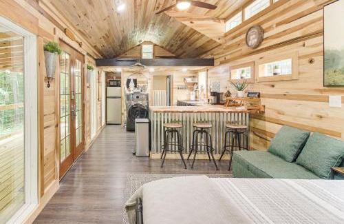 Byrdstown Apartment | 1 Mi to Lake Charming Byrdstown Retreat with Deck!