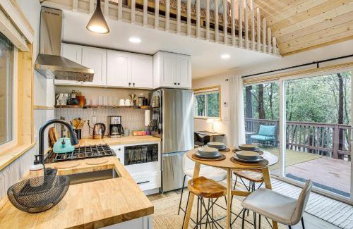 Crestline Apartment | 1 Mi to Lake Crestline Cabin with Private Hot Tub!