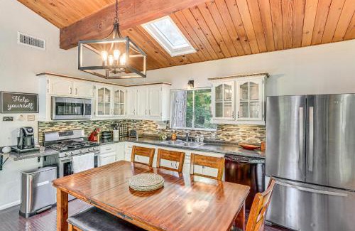 Crestline House | 1 Mi to Lake Crestline Cabin with Deck and Gas Grill!