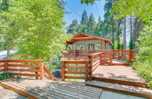 Crestline House | 1 Mi to Lake Crestline Cabin with Deck and Gas Grill!