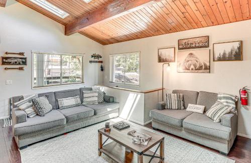 Crestline House | 1 Mi to Lake Crestline Cabin with Deck and Gas Grill!